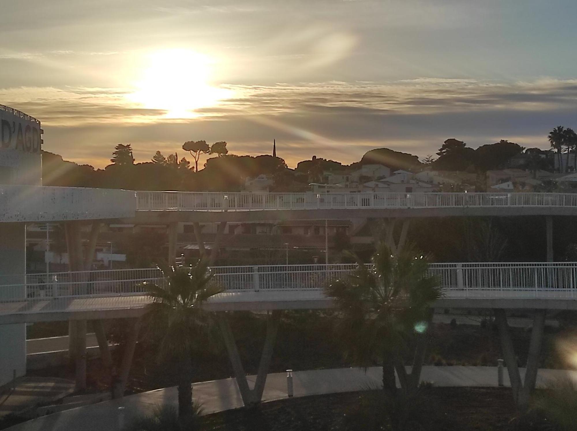 Centre Port,Studio Cosy,Vue Piscine Et Sur Le Parking Prive Ainsi Que Le Mont Saint Martin Agde Exteriör bild