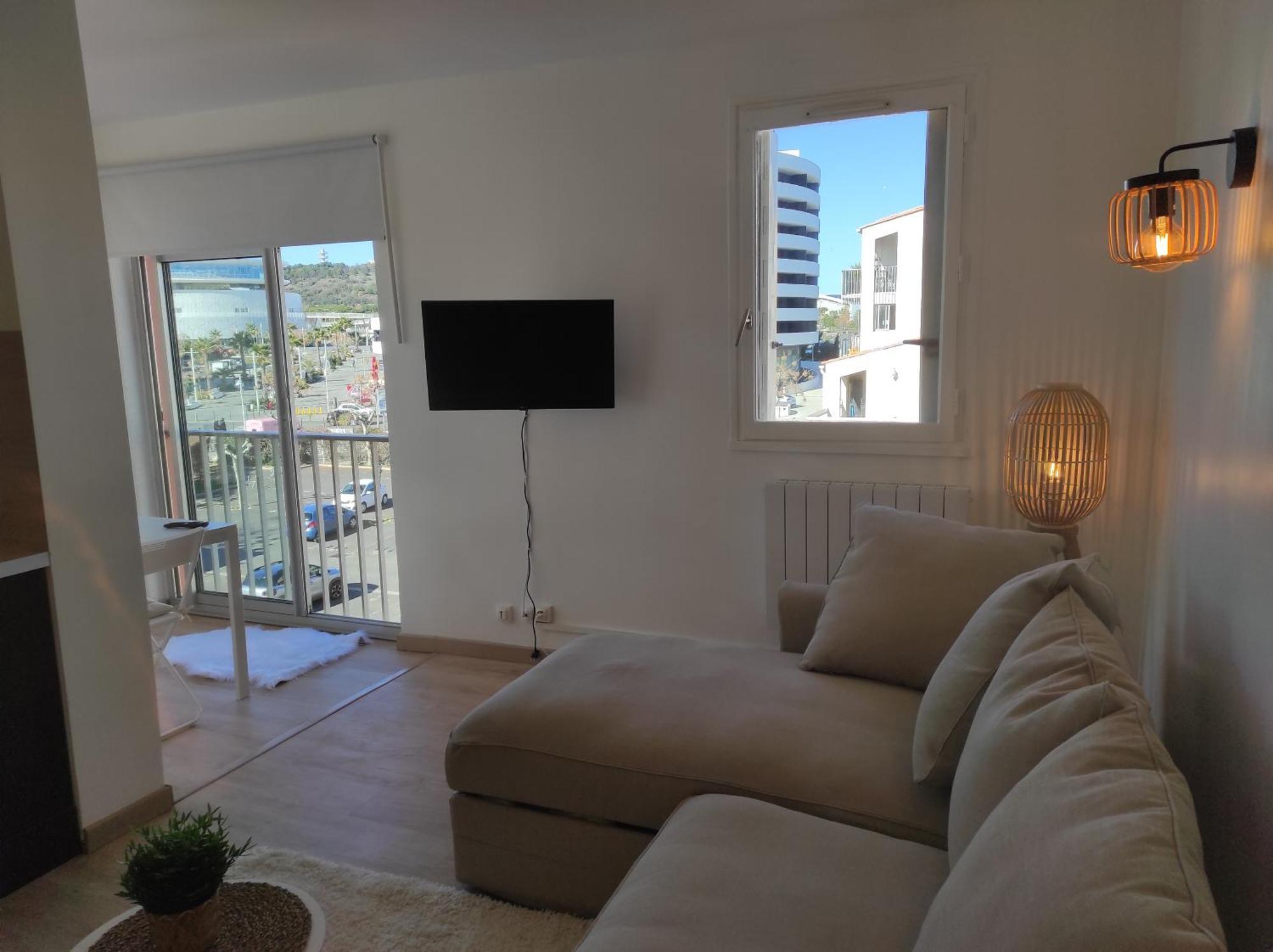 Centre Port,Studio Cosy,Vue Piscine Et Sur Le Parking Prive Ainsi Que Le Mont Saint Martin Agde Exteriör bild